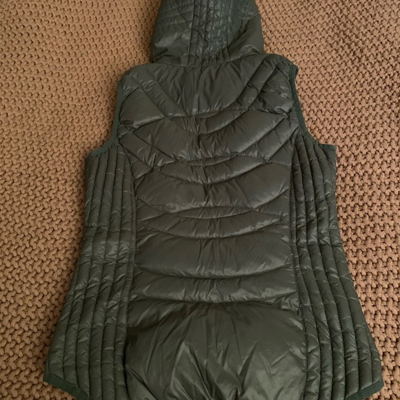 Bernardo Olive Quilted Hooded Vest - Picture 3 of 6